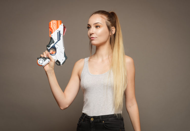 Poser med pistol av Whitespring cosplay & Cosplay Studio